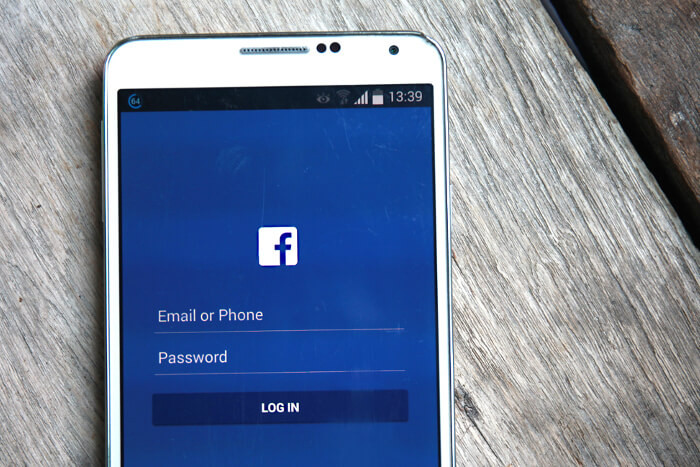 Facebook-Logo auf Smartphone