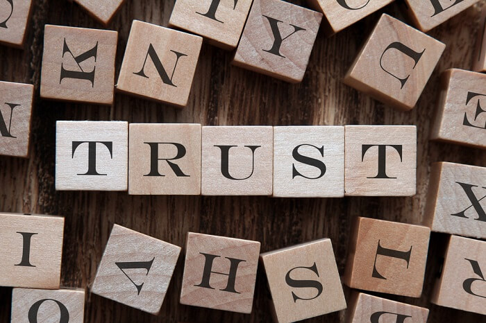 Trust-Buchstaben aus Holz