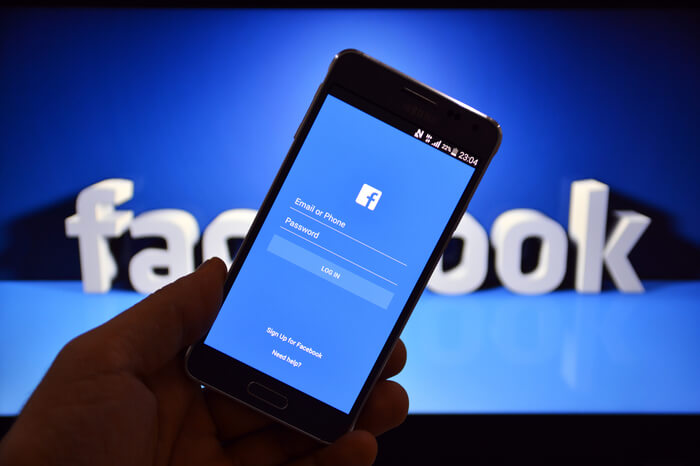 Facebook Logo auf Smartphone