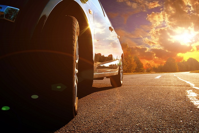 Auto mit untergehender Sonne