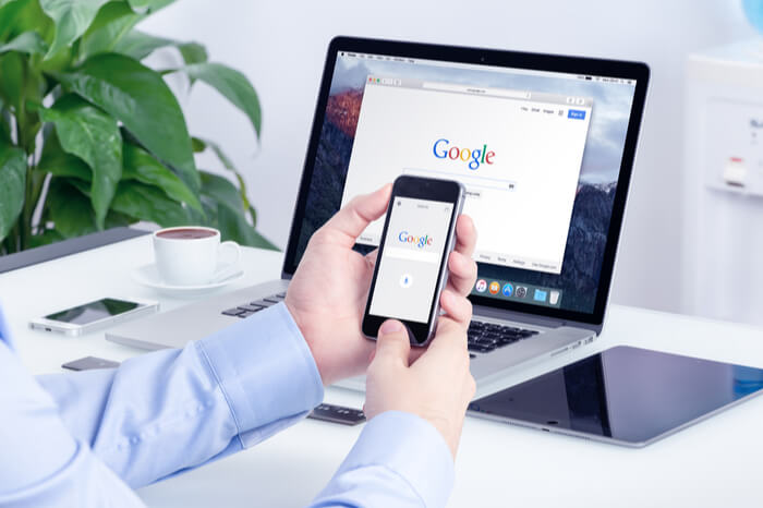 Google auf Smartphone und Laptop