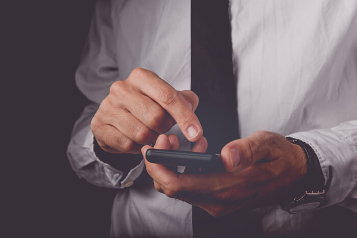 Geschäftsmann hält Smartphone in der Hand