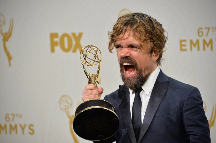 Peter Dinklage freut sich über einen Preis