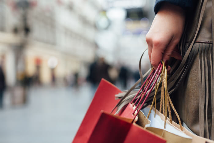 Shopping-Taschen in der Hand einer Frau