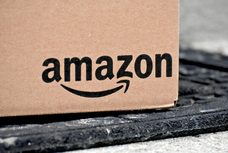 Karton mit Amazon-Logo