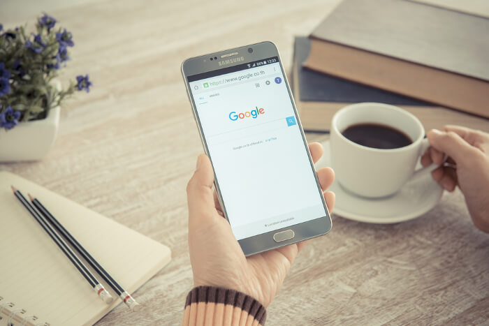 Google Logo auf Smartphone-Screen