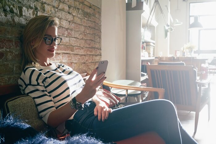 Lady shoppt mit Smartphone