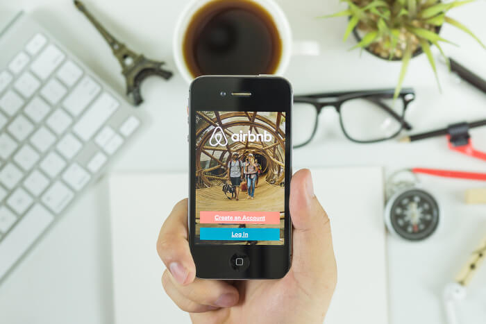 Airbnb-Logo auf Smartphone