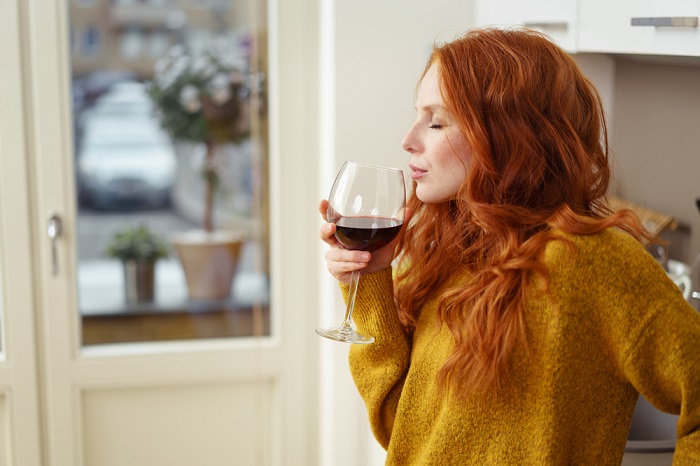 Rotwein trinkende Lady