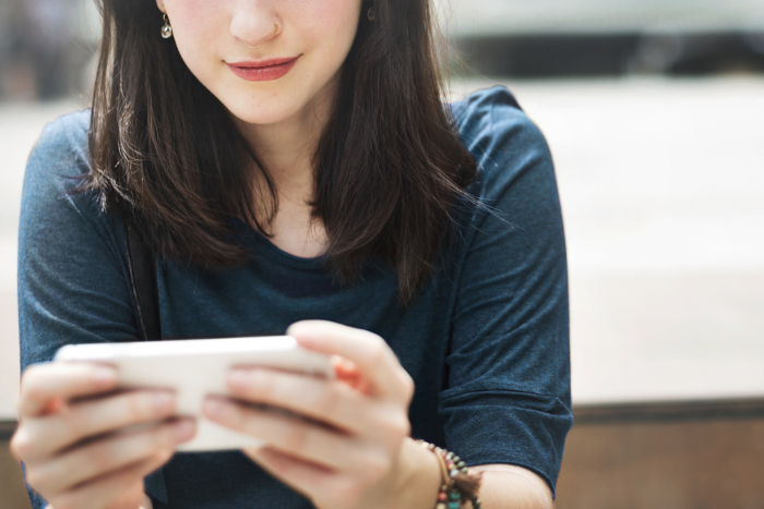 Frau mit Smartphone