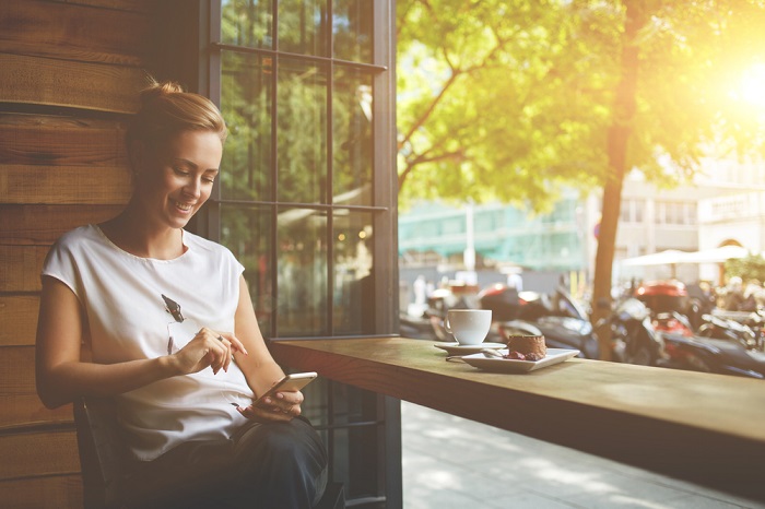 Lady mit Smartphone und Kuchen