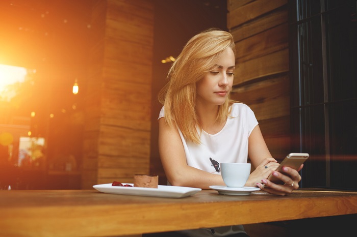 Lady schaut auf ihr Smartphone