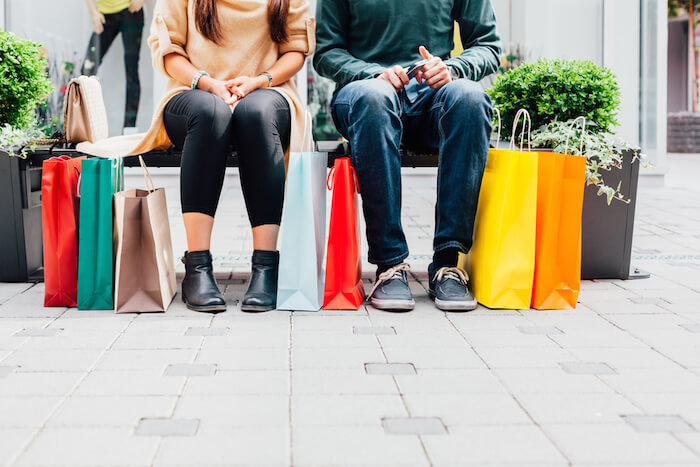 Mann und Frau beim Shopping