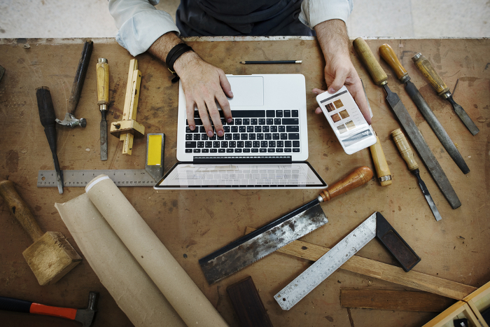 Handwerk: Laptop auf Schreinerbank