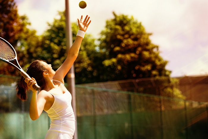 Lady macht Aufschlag beim Tennis