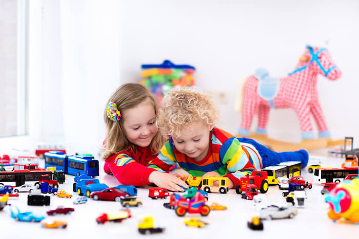 Kinder im Spielzimmer