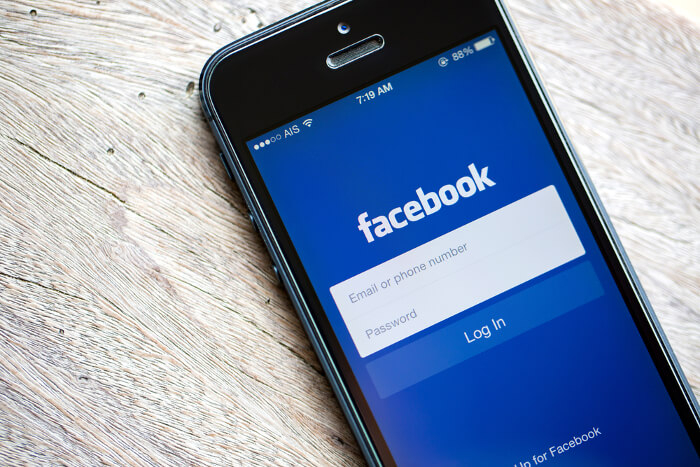 Facebook-Logo auf Smartphone Display