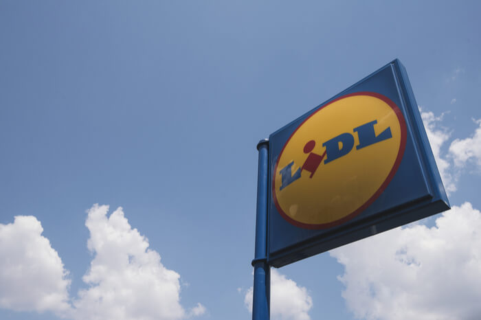 Lidl-Schild vor blauem Himmel