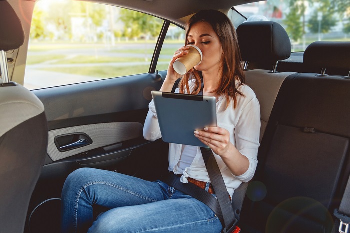 Lady im Auto mit Tablet