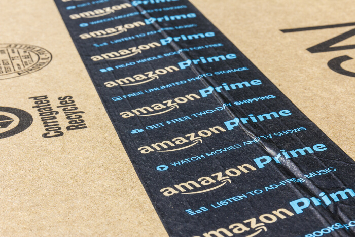 Amazon-Prime-Aufkleber auf Paket