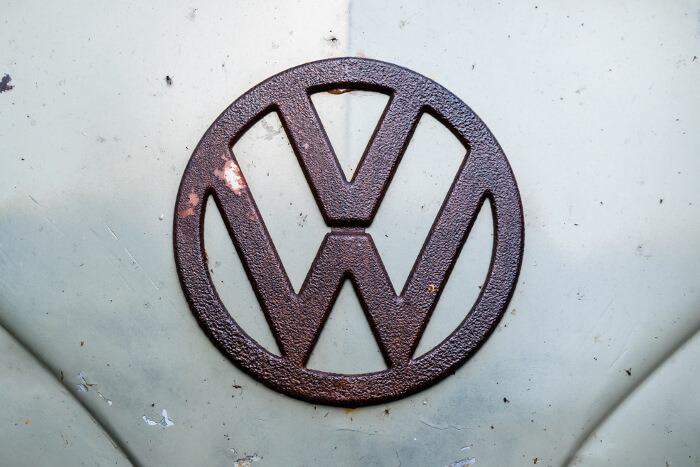 Verrostetes VW-Logo