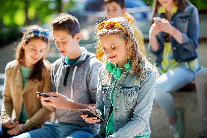 Teenager chillen mit Smartphones