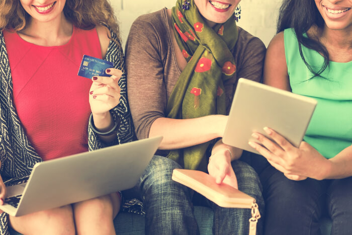 Frauen, die online shoppen