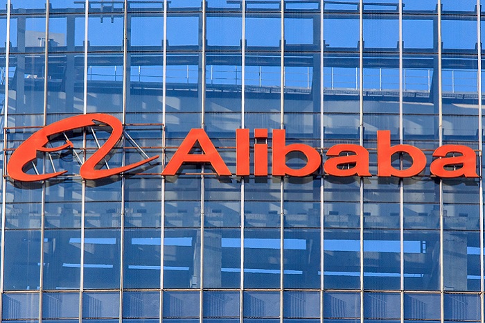 Alibaba. Unternehmenslogo an Häuserwand