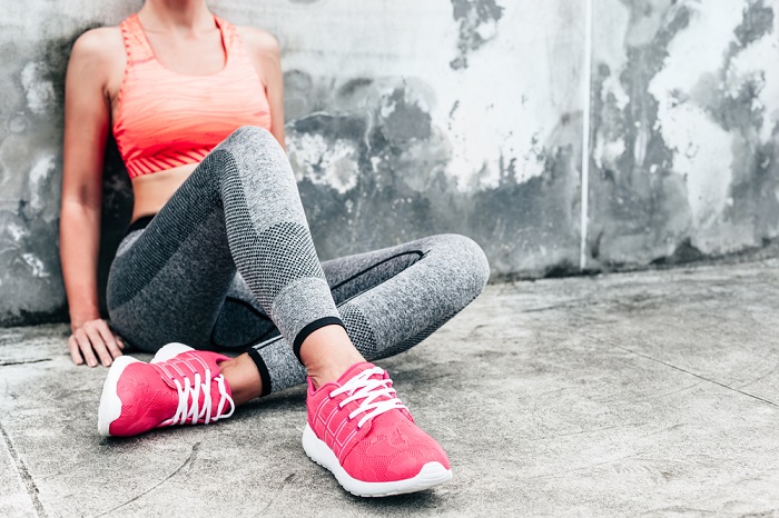 Fitnesslady mit Sneaker