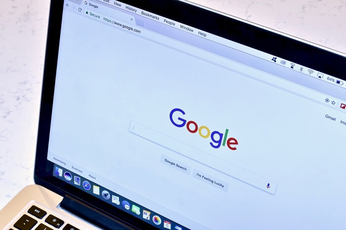 Google-Seite auf Laptop