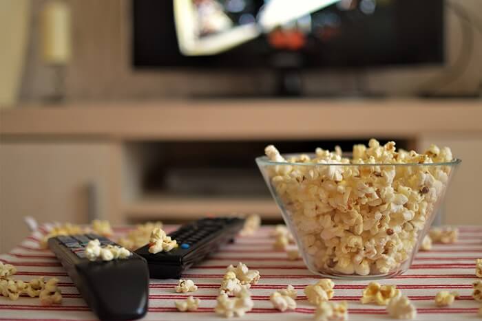 Popcorn und Fernsehfernbedienung