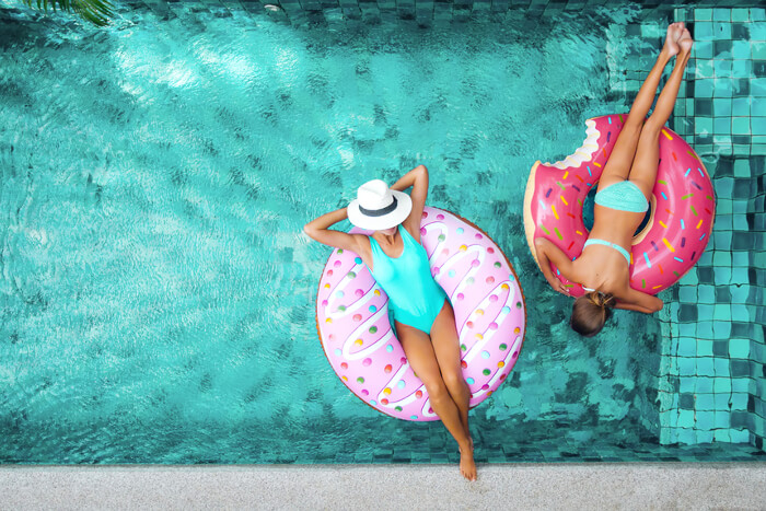 Frauen mit Schwimmreifen im Pool