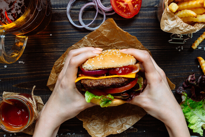 Burger in den Händen: saftig und lecker