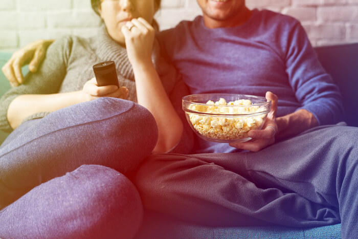 Pärchen auf der Couch vor dem Fernseher