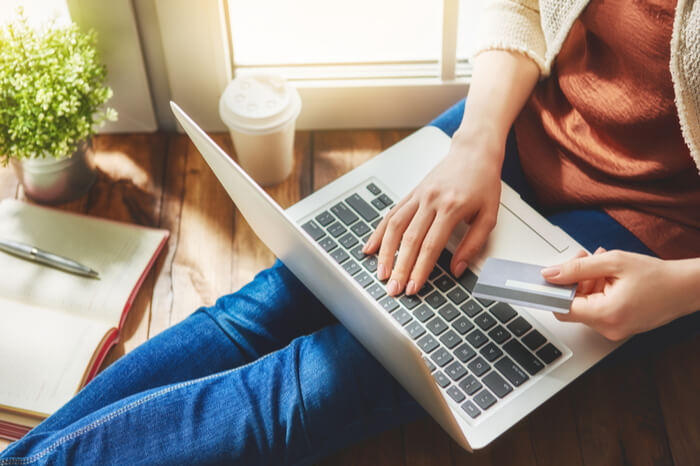 Frau mit Laptop