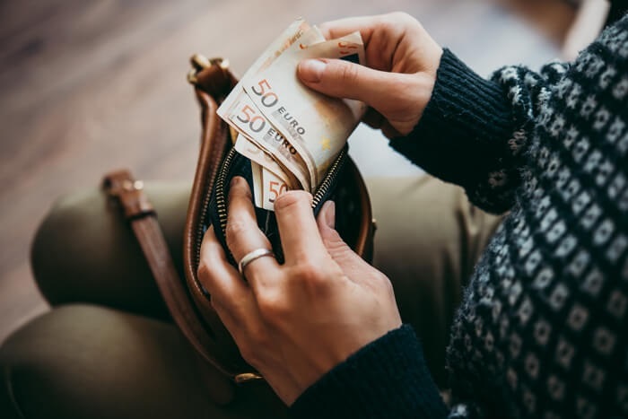 Frau mit Geldbörse in der Hand