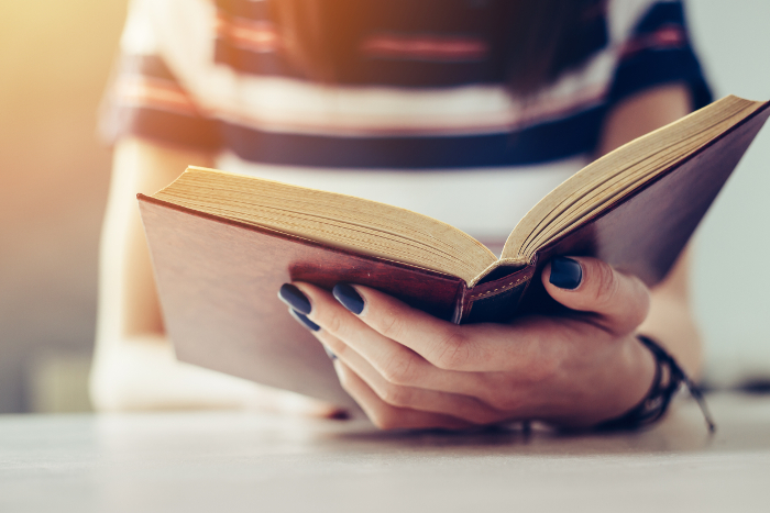 Frau mit buch in ihren Händen