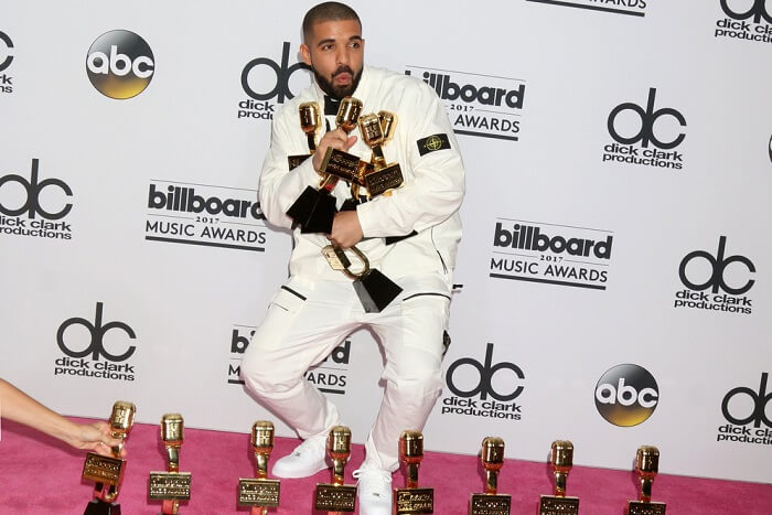 Drake mit Trophäen