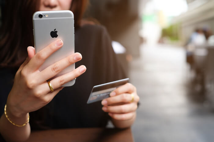 Frau mit iPhone in der Hand