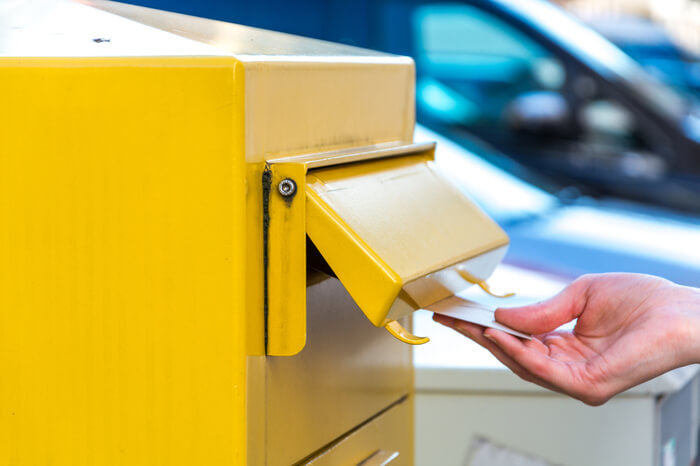 Brief einwerfen Briefkasten