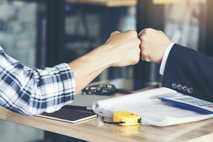 Fist Bump zwischen Geschäftsmännern