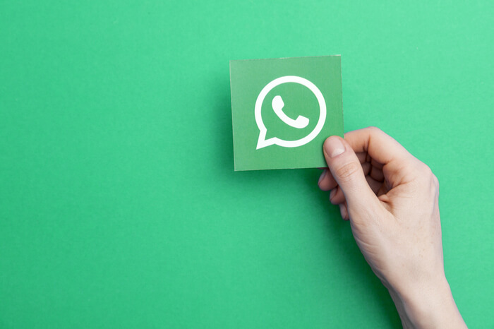 Whatsapp-Zeichen in der Hand