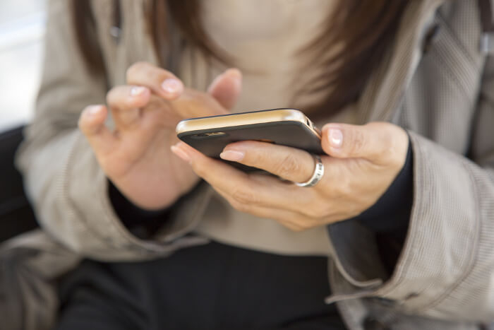 Smartphone in den Händen einer Frau