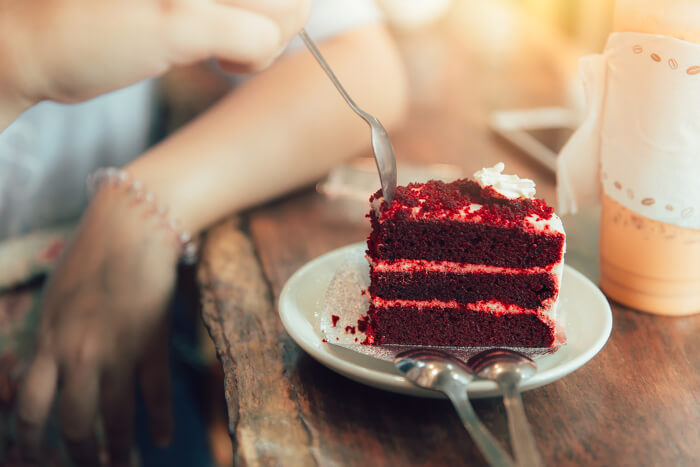 Ein Stück Kuchen auf einem Teller