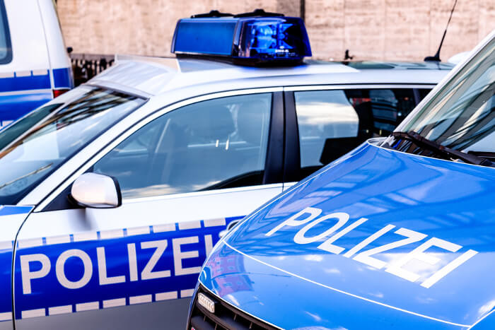 Polizeiauto mit entsprechender Beschriftung