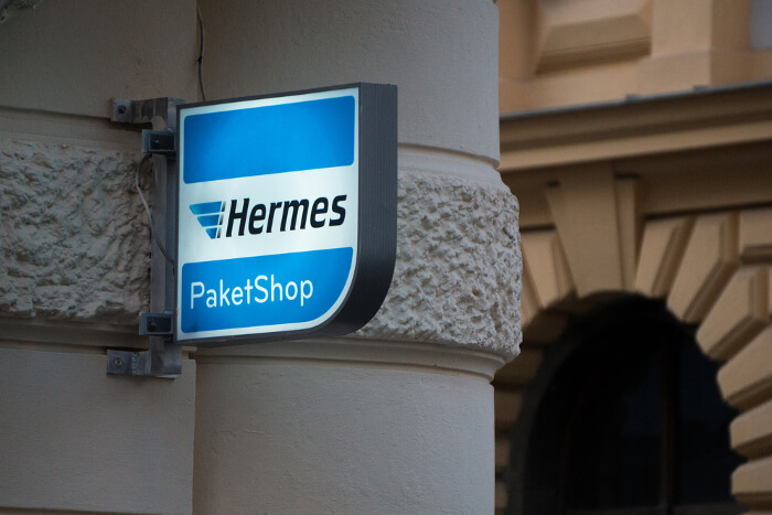 Hermes-Schild an einem Paketshop