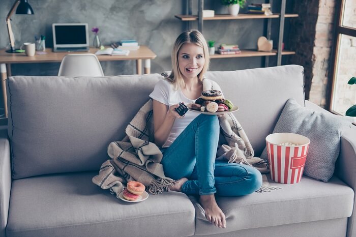 Lady schaut Serien auf der Couch