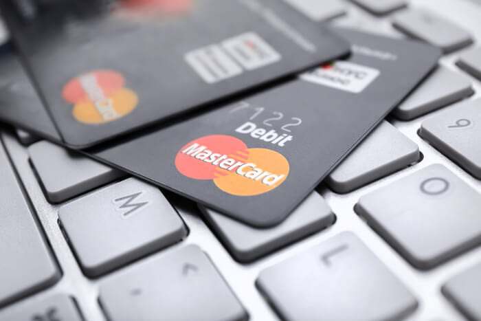 zwei Mastercard-Karten auf einer Tastatur