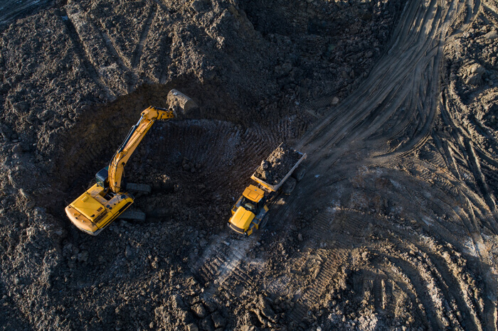 Bagger und Lkw auf einer Baustelle